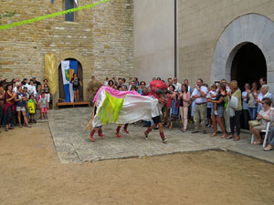 Festa Major de Sant Daniel 2017 - Danses i salutacions a la placeta del monestir de Sant Daniel