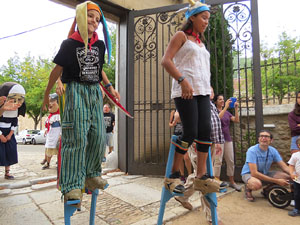 Festa Major de Sant Daniel 2017 - Danses i salutacions a la placeta del monestir de Sant Daniel