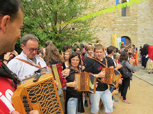 Festa Major de Sant Daniel 2017 - Danses i salutacions a la placeta del monestir de Sant Daniel