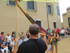 Festa Major de Sant Daniel 2017 - Danses i salutacions a la placeta del monestir de Sant Daniel
