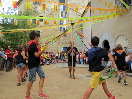 Festa Major de Sant Daniel 2017 - Danses i salutacions a la placeta del monestir de Sant Daniel