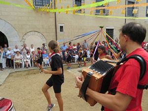 Festa Major de Sant Daniel 2017 - Danses i salutacions a la placeta del monestir de Sant Daniel