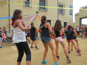 Festa Major de Sant Daniel 2017 - Danses i salutacions a la placeta del monestir de Sant Daniel