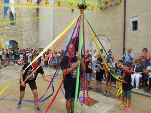 Festa Major de Sant Daniel 2017 - Danses i salutacions a la placeta del monestir de Sant Daniel