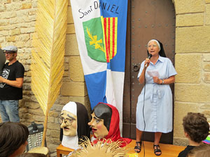 Festa Major de Sant Daniel 2017 - Danses i salutacions a la placeta del monestir de Sant Daniel