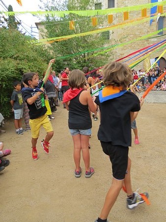 Ball de cintes a la placeta del monestir de Sant Daniel