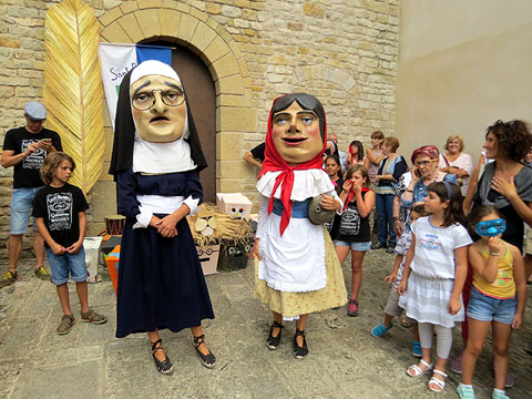 Els capgrossos la Beneta i la Pericota a la placeta del Monestir de Sant Daniel