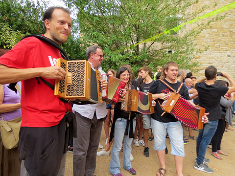 Grup de música a la placeta del Monestir de Sant Daniel
