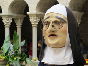 Festa Major de Sant Daniel 2017 - Audició i ballada de la Sardana de les monges al claustre del Monestir de Sant Daniel