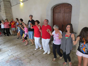 Festa Major de Sant Daniel 2017 - Audició i ballada de la Sardana de les monges al claustre del Monestir de Sant Daniel
