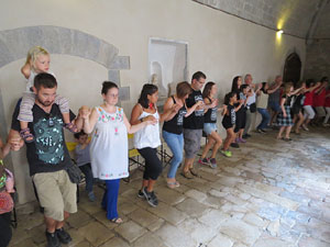 Festa Major de Sant Daniel 2017 - Audició i ballada de la Sardana de les monges al claustre del Monestir de Sant Daniel
