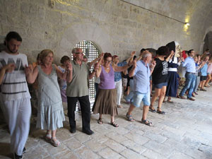 Festa Major de Sant Daniel 2017 - Audició i ballada de la Sardana de les monges al claustre del Monestir de Sant Daniel