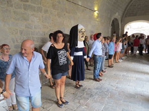 Festa Major de Sant Daniel 2017 - Audició i ballada de la Sardana de les monges al claustre del Monestir de Sant Daniel