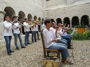 Festa Major de Sant Daniel 2017 - Audició i ballada de la Sardana de les monges al claustre del Monestir de Sant Daniel