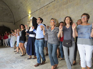 Festa Major de Sant Daniel 2017 - Audició i ballada de la Sardana de les monges al claustre del Monestir de Sant Daniel