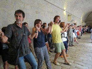 Festa Major de Sant Daniel 2017 - Audició i ballada de la Sardana de les monges al claustre del Monestir de Sant Daniel