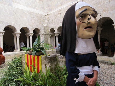 El capgròs la Beneta al claustre del Monestir de Sant Daniel