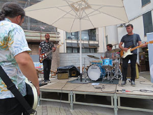 Festival de Guitarra 2017. Actuaci&oacute; de 13th Magic Skull a la pla&ccedil;a del Pou Rod&oacute;