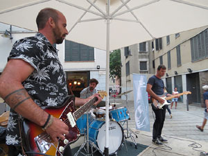Festival de Guitarra 2017. Actuaci&oacute; de 13th Magic Skull a la pla&ccedil;a del Pou Rod&oacute;