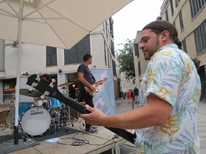 Festival de Guitarra 2017. Actuaci&oacute; de 13th Magic Skull a la pla&ccedil;a del Pou Rod&oacute;