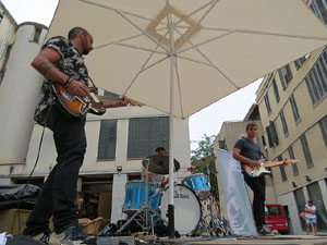 Festival de Guitarra 2017. Actuaci&oacute; de 13th Magic Skull a la pla&ccedil;a del Pou Rod&oacute;