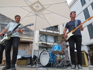 Festival de Guitarra 2017. Actuaci&oacute; de 13th Magic Skull a la pla&ccedil;a del Pou Rod&oacute;