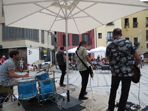 Festival de Guitarra 2017. Actuaci&oacute; de 13th Magic Skull a la pla&ccedil;a del Pou Rod&oacute;