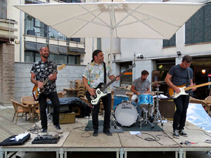 Festival de Guitarra 2017. Actuaci&oacute; de 13th Magic Skull a la pla&ccedil;a del Pou Rod&oacute;