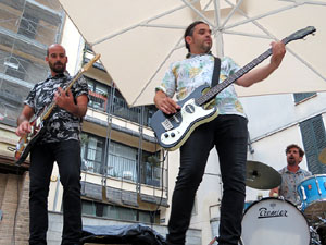 Festival de Guitarra 2017. Actuaci&oacute; de 13th Magic Skull a la pla&ccedil;a del Pou Rod&oacute;