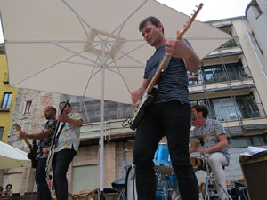 Festival de Guitarra 2017. Actuaci&oacute; de 13th Magic Skull a la pla&ccedil;a del Pou Rod&oacute;