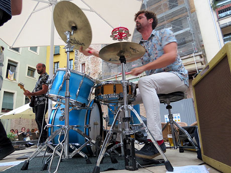 Festival de Guitarra 2017. Actuaci&oacute; de 13th Magic Skull a la pla&ccedil;a del Pou Rod&oacute;