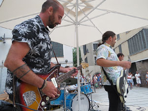 Festival de Guitarra 2017. Actuaci&oacute; de 13th Magic Skull a la pla&ccedil;a del Pou Rod&oacute;