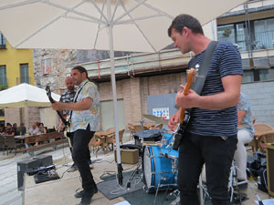 Festival de Guitarra 2017. Actuaci&oacute; de 13th Magic Skull a la pla&ccedil;a del Pou Rod&oacute;