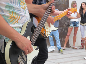 Festival de Guitarra 2017. Actuaci&oacute; de 13th Magic Skull a la pla&ccedil;a del Pou Rod&oacute;