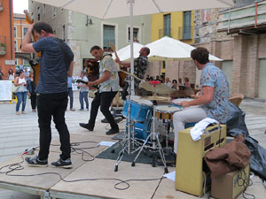 Festival de Guitarra 2017. Actuaci&oacute; de 13th Magic Skull a la pla&ccedil;a del Pou Rod&oacute;