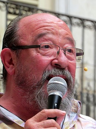 L�actor i director teatral Pep Cruz llegint el manifest