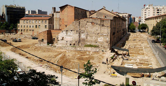 Vista des d'un punt elevat de les excavacions a les places de l'Hospital i de Pompeu Fabra. A la dreta, la Casa de Cultura. 2005