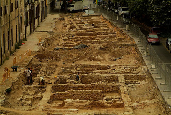 Excavacions a les places de l'Hospital i de Pompeu Fabra. 2005