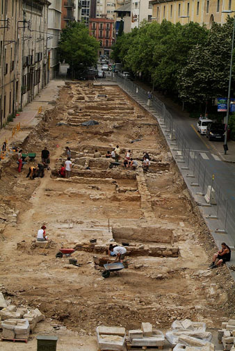 Excavacions arqueològiques davant l'Hospital de Santa Caterina, a la zona ocupada per la plaça de Pompeu Fabra i la plaça Hospital. 2005
