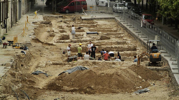 Excavacions a les places de l'Hospital i de Pompeu Fabra. 2005