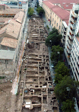 Excavacions arqueològiques davant l'Hospital de Santa Caterina, a la zona ocupada per la plaça de Pompeu Fabra i la plaça Hospital. A l'esquerra, l'Hospital de Santa Caterina i a la dreta la Casa de Cultura. 2006