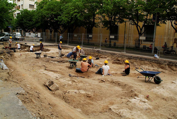 Excavacions a les places de l'Hospital i de Pompeu Fabra. 2005