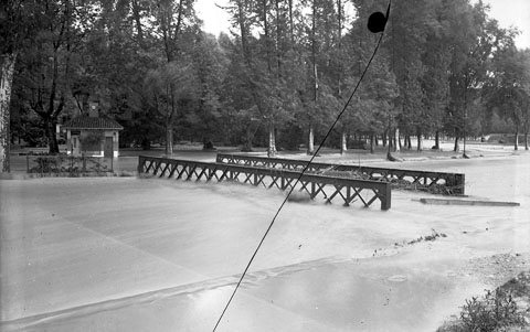 El pont del Rellotge en primer terme, la caseta i els arbres de la Devesa al fons. 1940