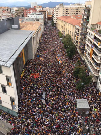 Vista elevada d'una part de la manifestaci&oacute; a la pla&ccedil;a Pompeu Fabra
