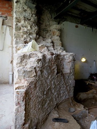 Fragment de la muralla, visible a la primera prospecci&oacute; a nivell del carrer