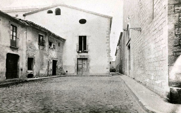 Plaça del Mercadal. S'observa part de la façana de l'església de Santa Susanna. 1911-1936