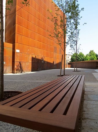 Vista actual de la plaça. Al fons, façana posterior del Teatre Municipal