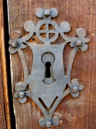 Detall de la porta d'un dels habitatges de la plaça