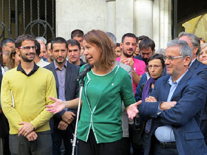 Concentraci&oacute; a la pla&ccedil;a del Vi de recolzament a l'alcaldessa Marta Madrenas, cridada a declarar per haver signat un decret a favor del refer&egrave;ndum 