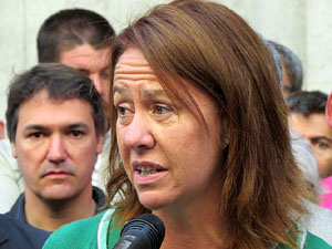 Concentraci&oacute; a la pla&ccedil;a del Vi de recolzament a l'alcaldessa Marta Madrenas, cridada a declarar per haver signat un decret a favor del refer&egrave;ndum 
